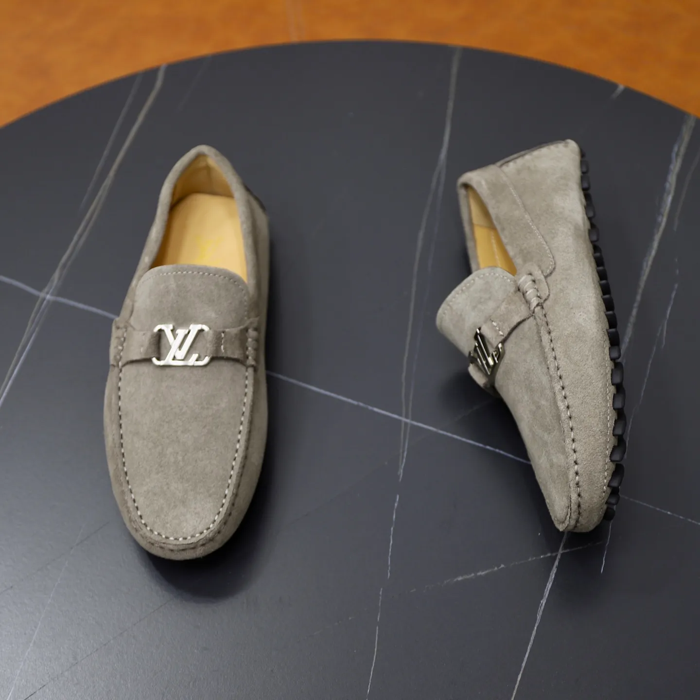Ex-factory price: 480💰【LV】Louis Vuitton ⚠️High-end men’s driving and pedal series ⚠️38-44 (customized for 45) ⚠️All original cowhide leather! Thick and soft! Made entirely of calfskin lining! The latest non-slip beanie sole! Three-dimensional package technology! Fashionable and classic! Handicrafts! Original high quality! Feel free to compare!